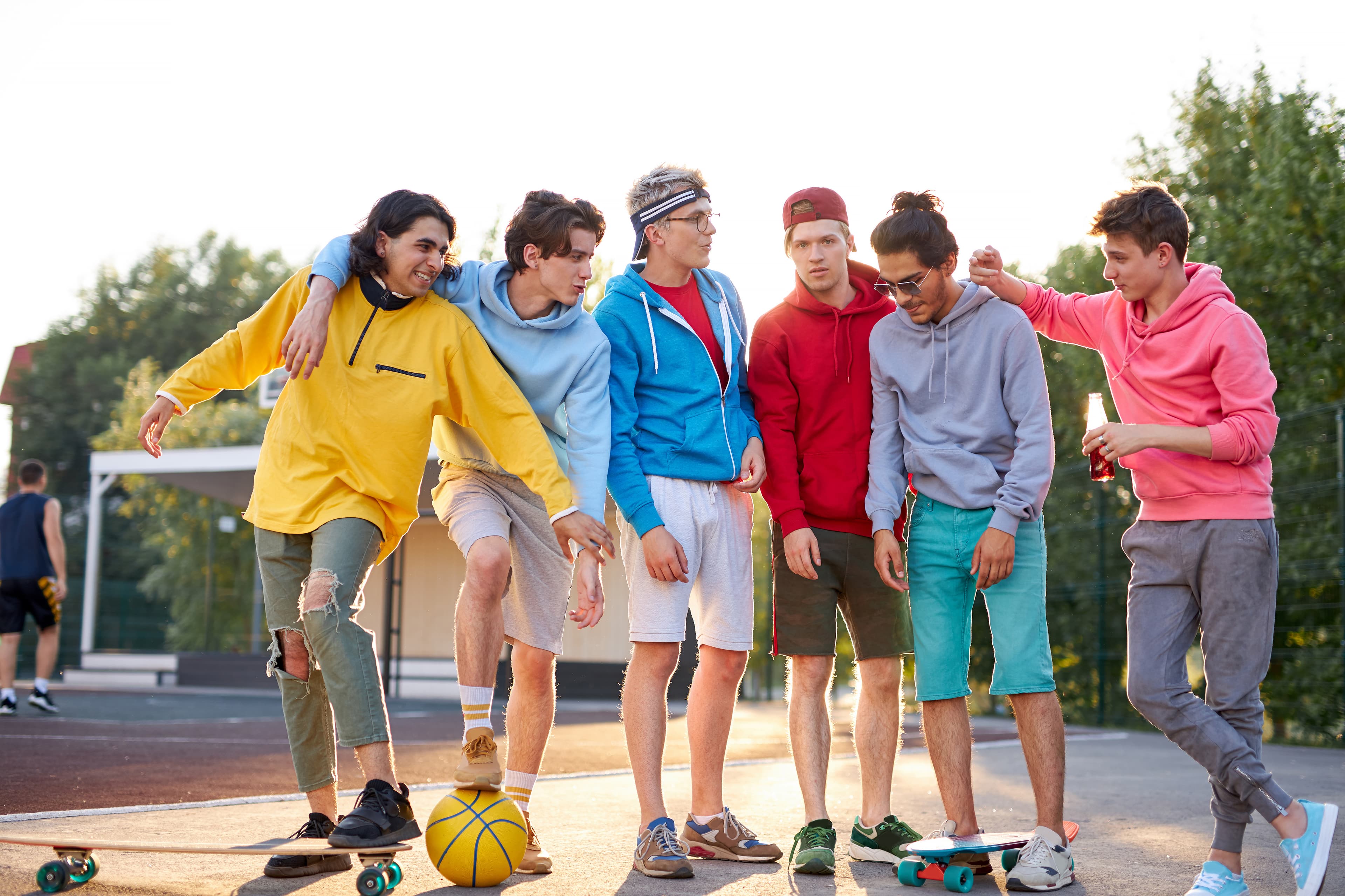 Gruppe lacht, gibt sich High-Fives nach dem Match