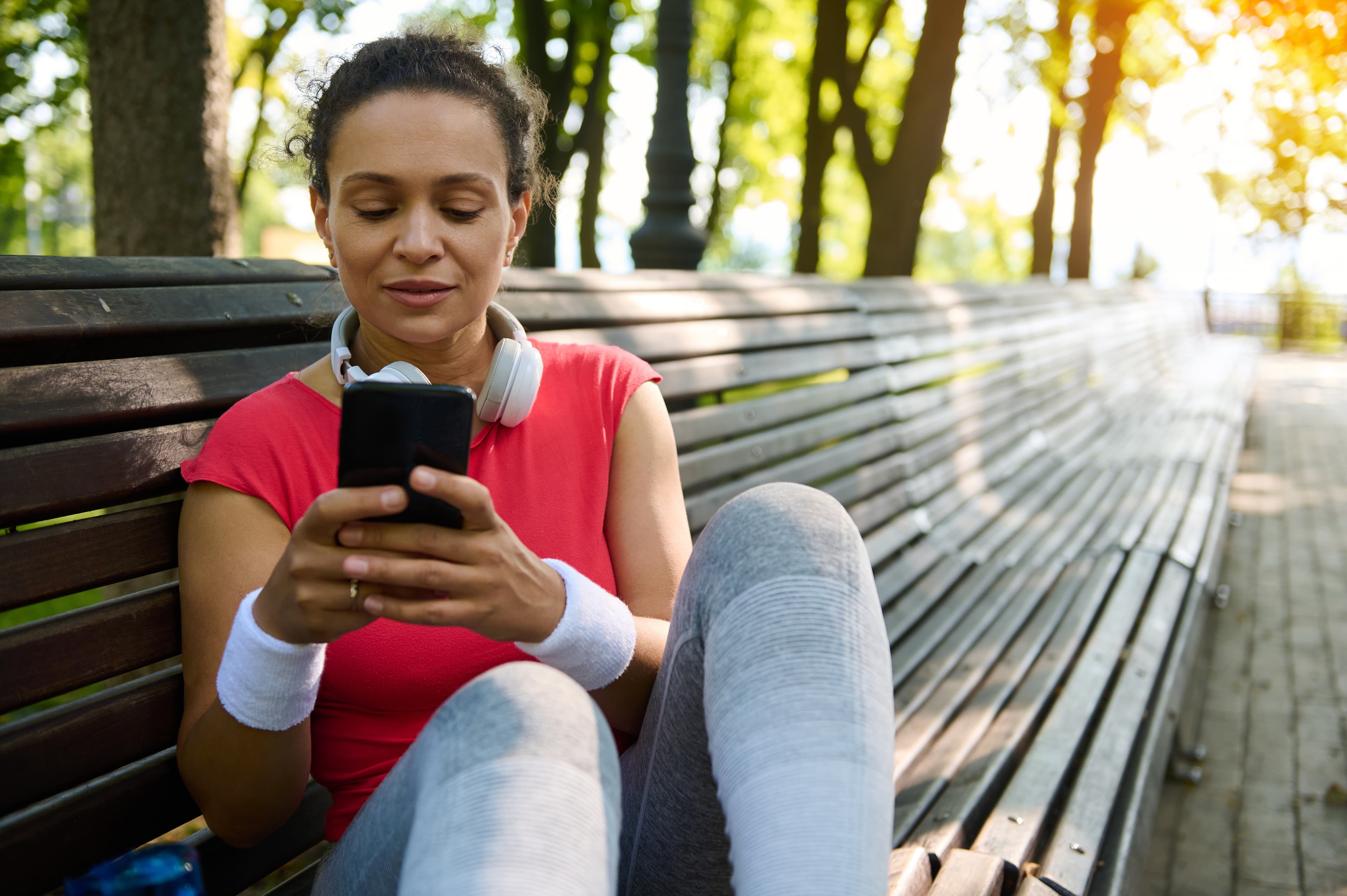 Spieler checkt Status am Handy am Spielfeldrand